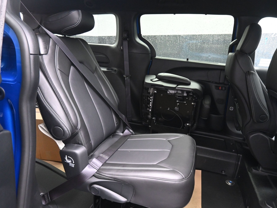 New 2027 Chrysler Pacifica Select Safety - BraunAbility Rear Entry Fold Out Manual Ramp