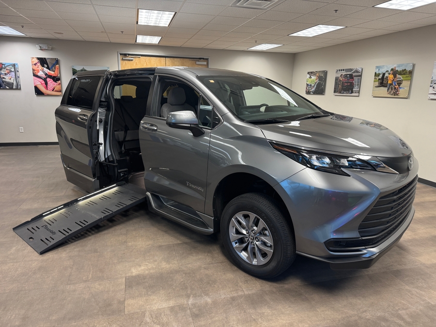 Used 2026 Toyota Sienna Hybrid LE - BraunAbility Side Entry Fold Out Automatic Ramp