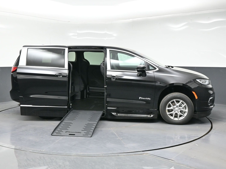 Black Chrysler Pacifica image number 5