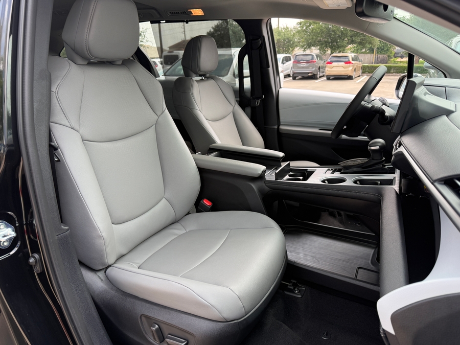Imagen de la Toyota Sienna negra número 9