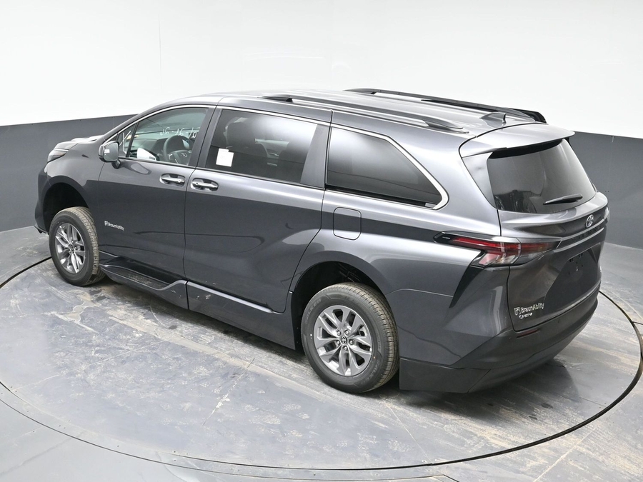 New 2025 Toyota Sienna Hybrid XLE Plus - BraunAbility Side Entry Entry In Floor Automatic Ramp