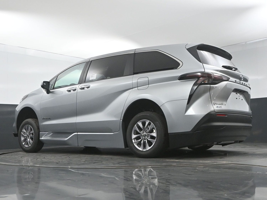 New 2025 Toyota Sienna Hybrid XLE Base - BraunAbility Side Entry Entry Fold Out Automatic Ramp