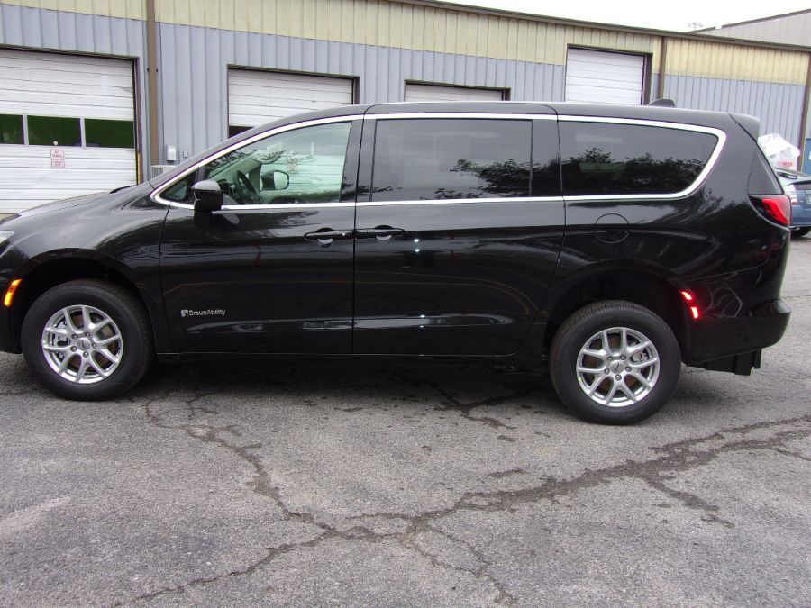 Used 2022 Chrysler Voyager LX's photo