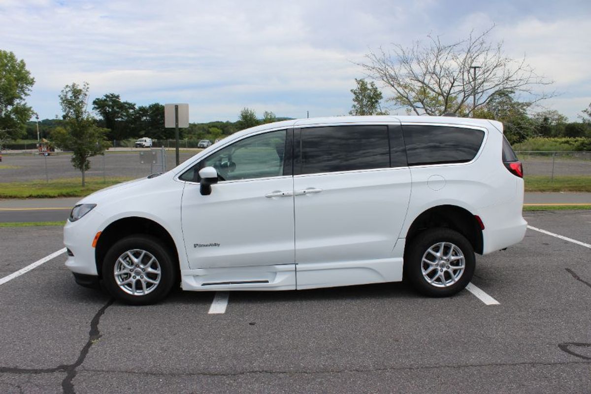 2023 CHRYSLER VOYAGER - Image 4
