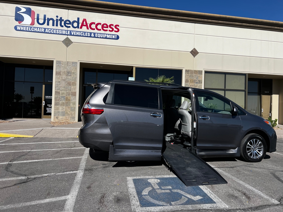 Used 2018 Toyota Sienna XLE NY - BraunAbility Side Entry Entry Fold Out Automatic Ramp