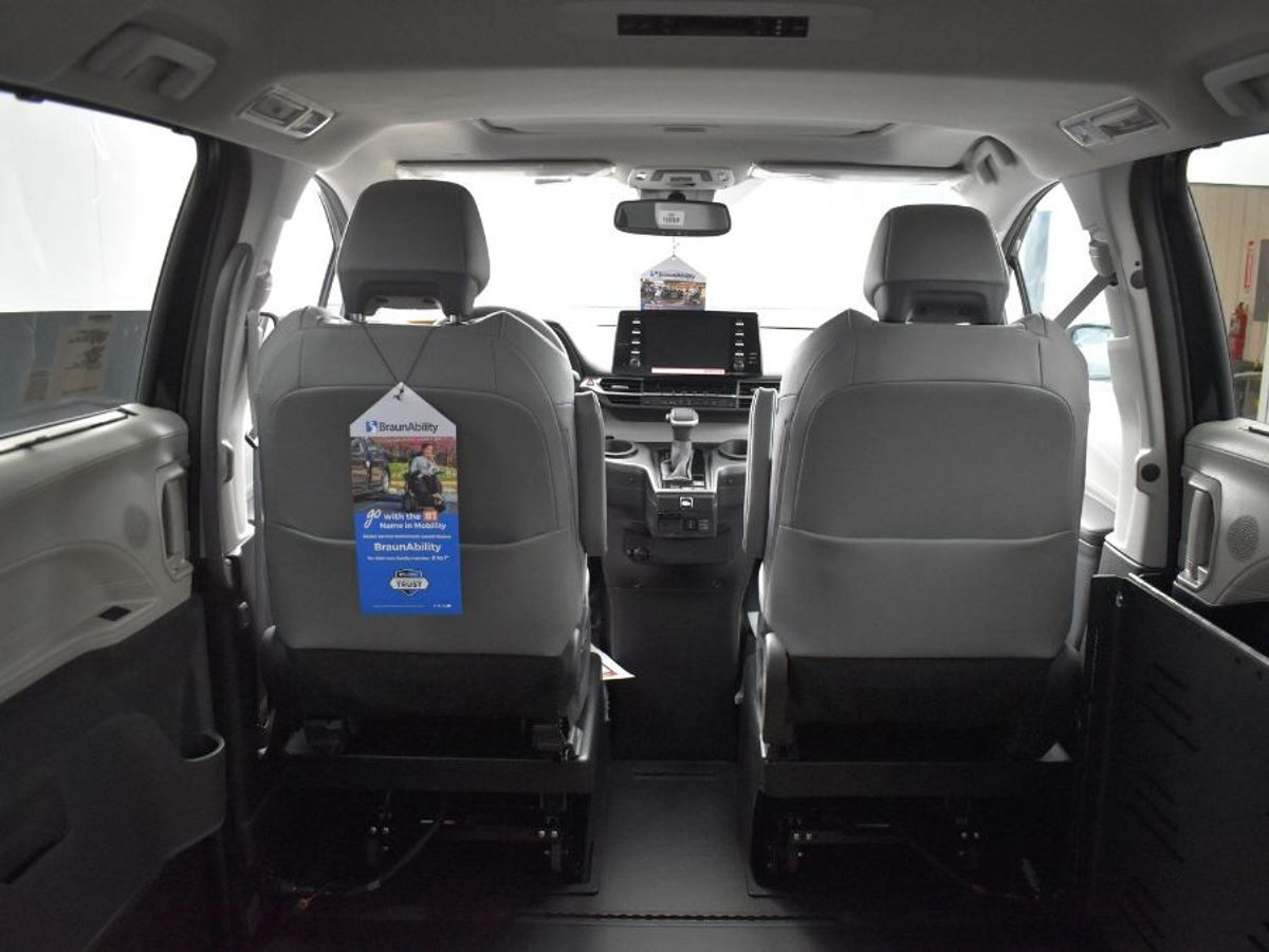 Black Toyota Sienna image number 7