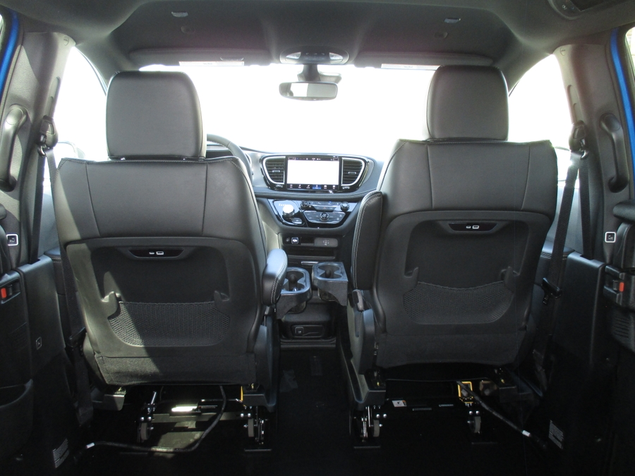 Blue Chrysler Pacifica image number 13