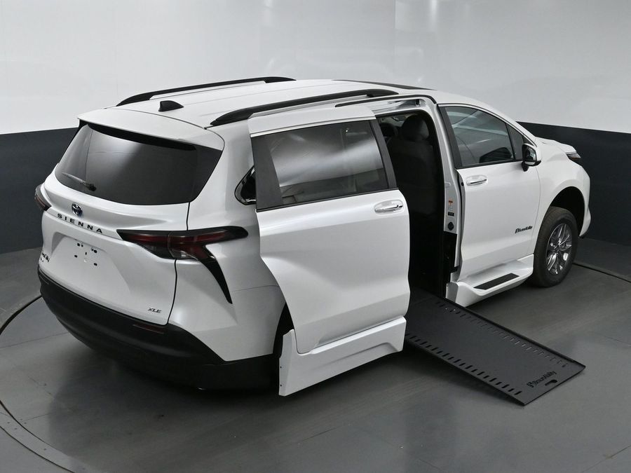 New 2025 Toyota Sienna Hybrid XLE Plus - BraunAbility Side Entry Entry In Floor Automatic Ramp