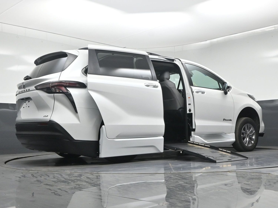 2026 Toyota Sienna XLE - Photo 17
