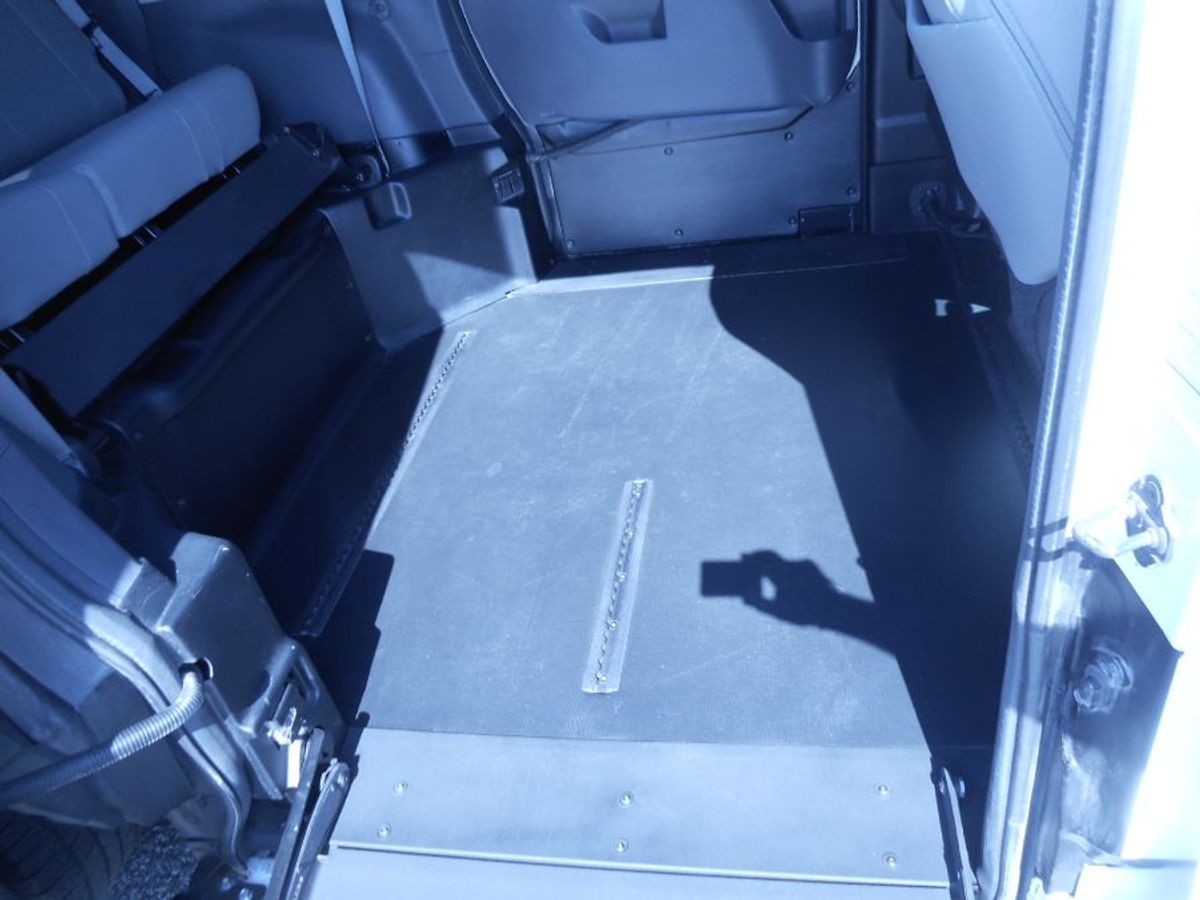 White Toyota Sienna image number 17