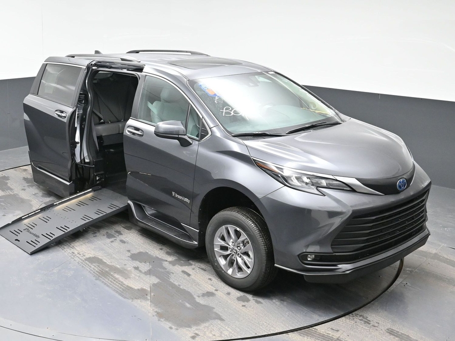 New 2025 Toyota Sienna Hybrid XLE Plus - BraunAbility Side Entry Entry Fold Out Automatic Ramp