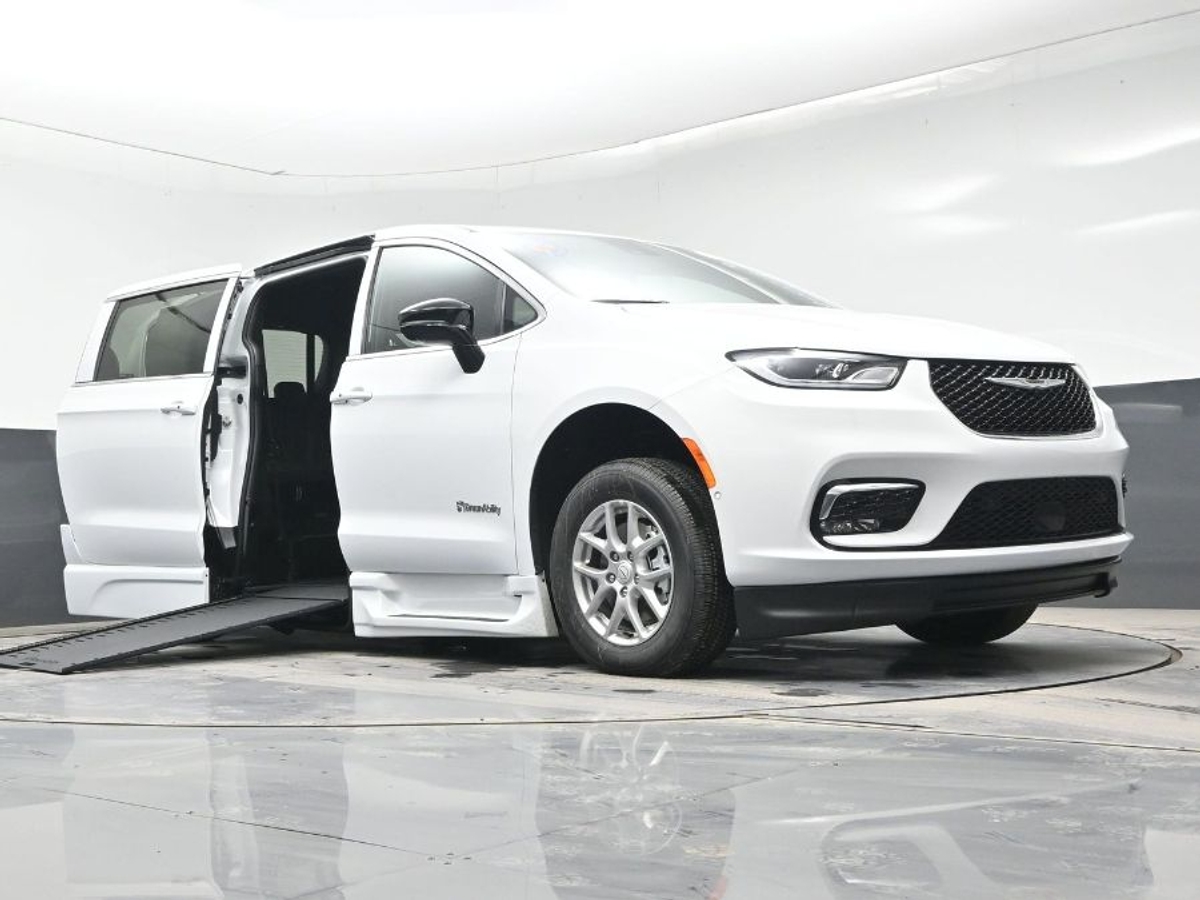 White Chrysler Pacifica image number 18