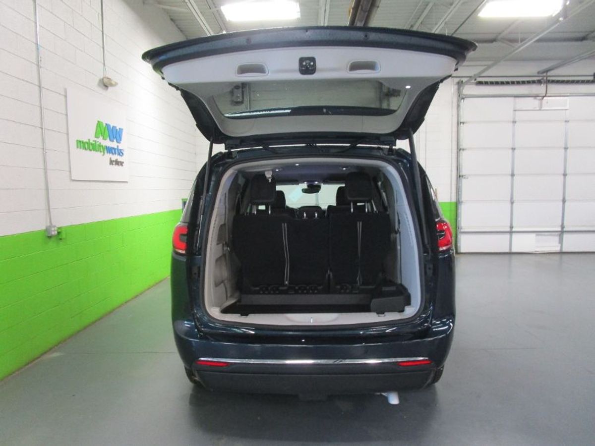 Blue Chrysler Pacifica image number 17