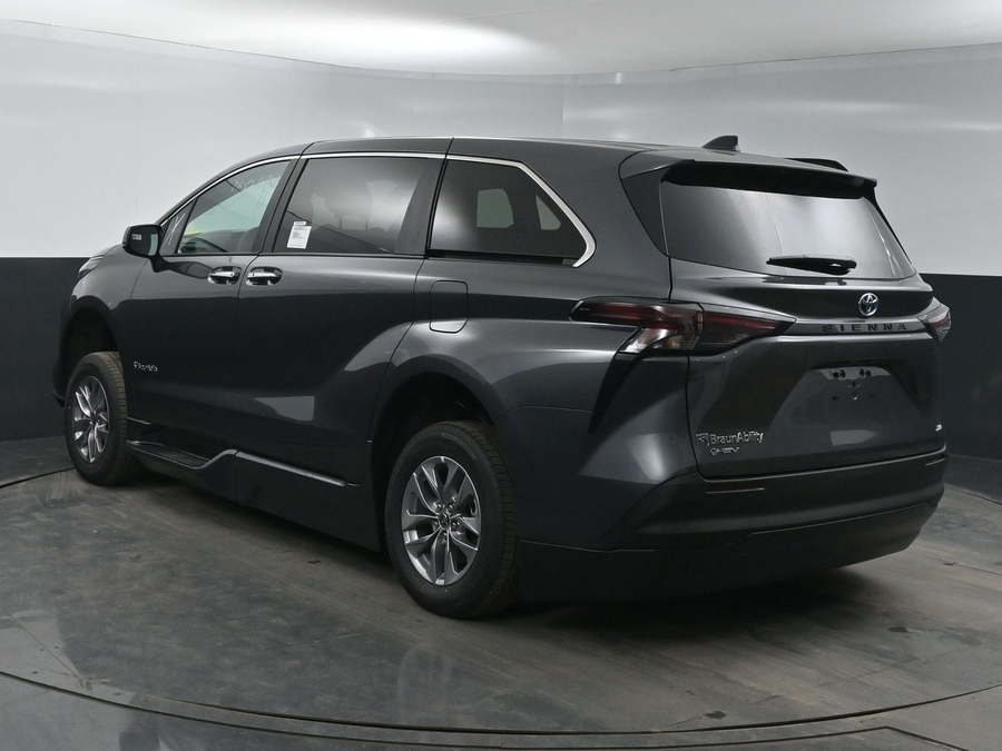 New 2025 Toyota Sienna Hybrid XLE Base - BraunAbility Side Entry Entry Fold Out Automatic Ramp