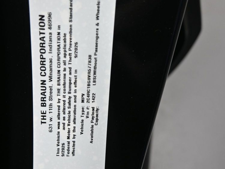 Black Chrysler Pacifica image number 13