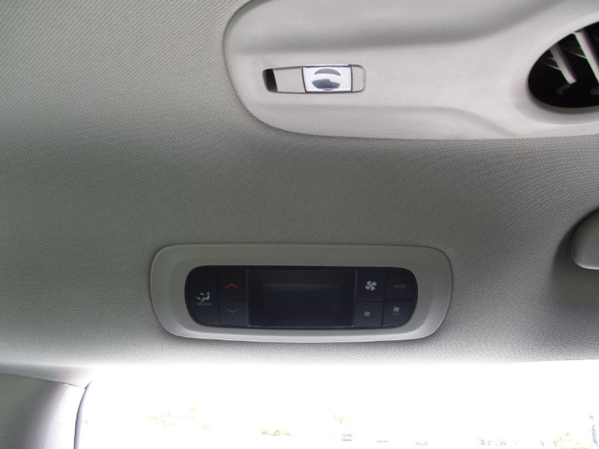 Silver Chrysler Pacifica image number 14