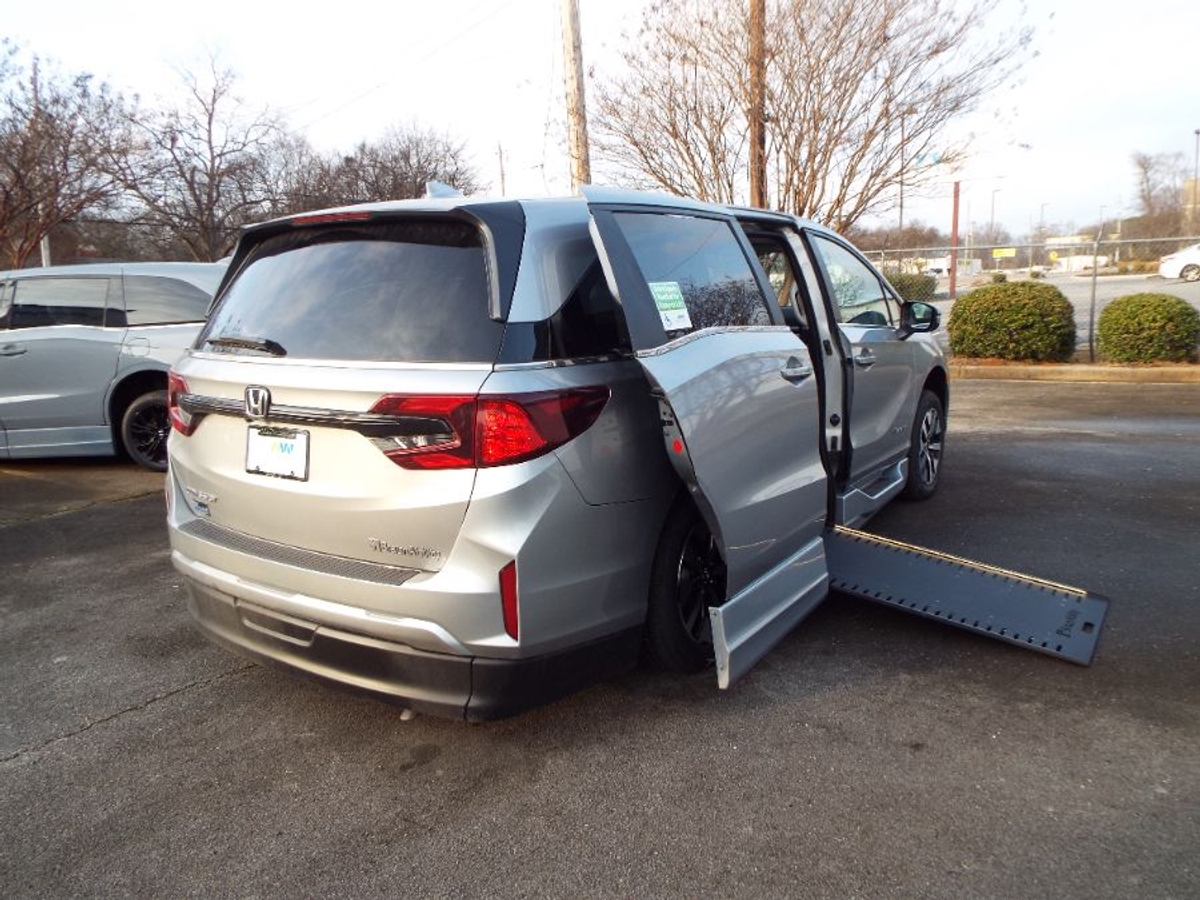 Silver Honda Odyssey image number 27