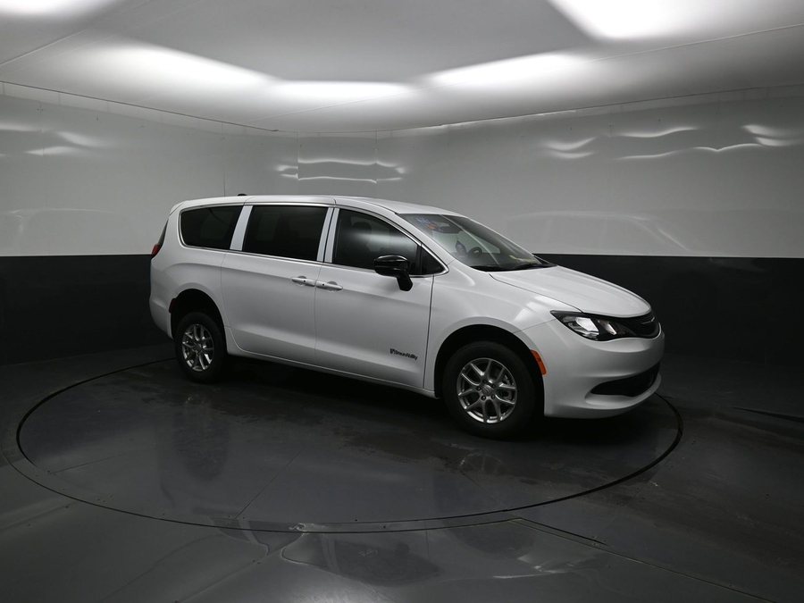 White Chrysler Voyager image number 16