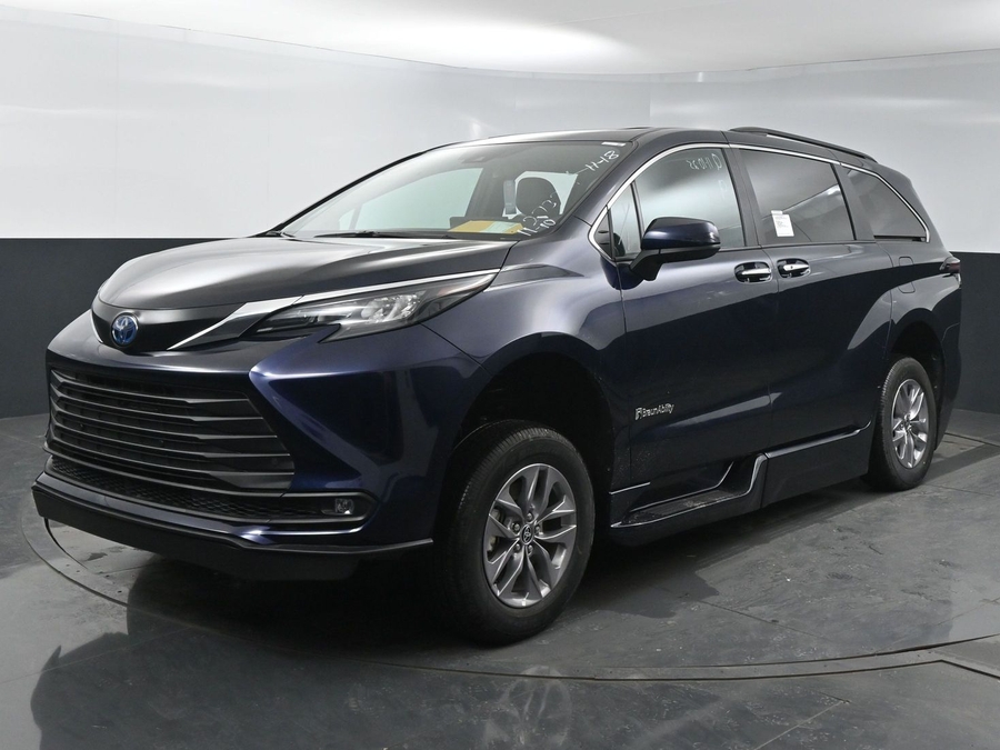 New 2025 Toyota Sienna Hybrid XLE Plus - BraunAbility Side Entry Entry In Floor Automatic Ramp