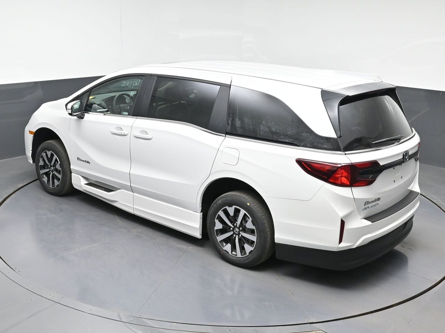 White Honda Odyssey image number 21