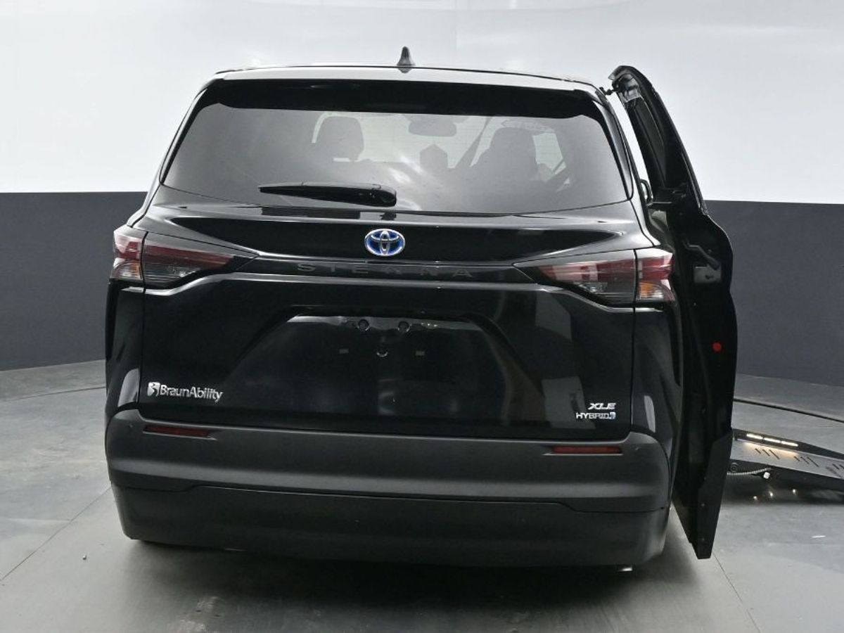 Black Toyota Sienna image number 22
