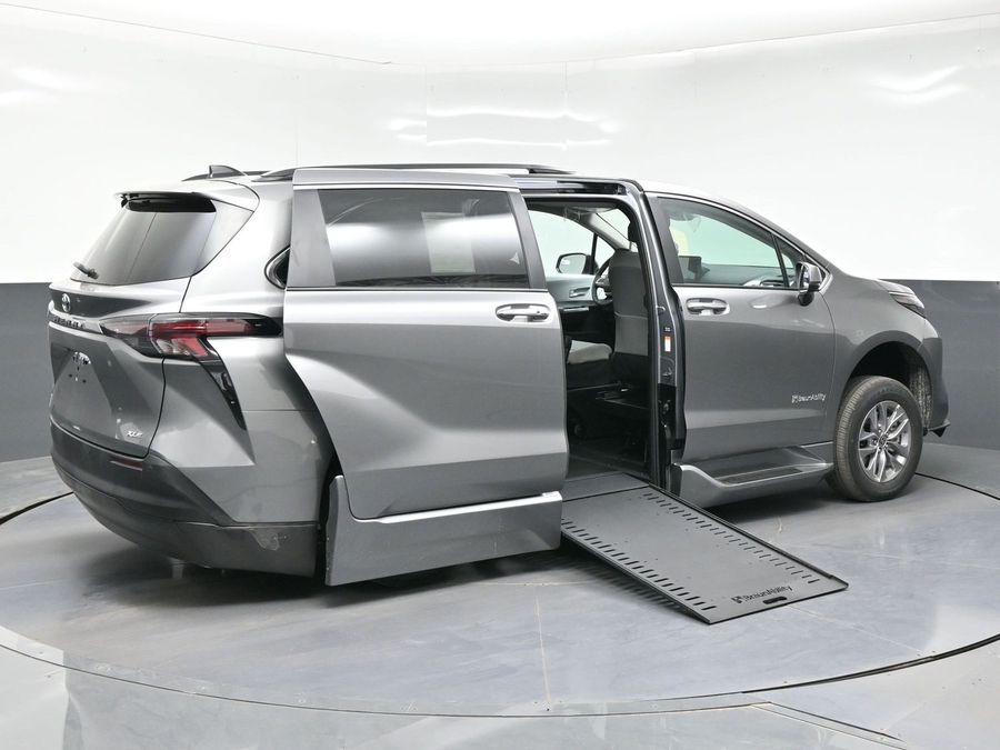 New 2026 Toyota Sienna Hybrid XLE Base - BraunAbility Side Entry In Floor Automatic Ramp