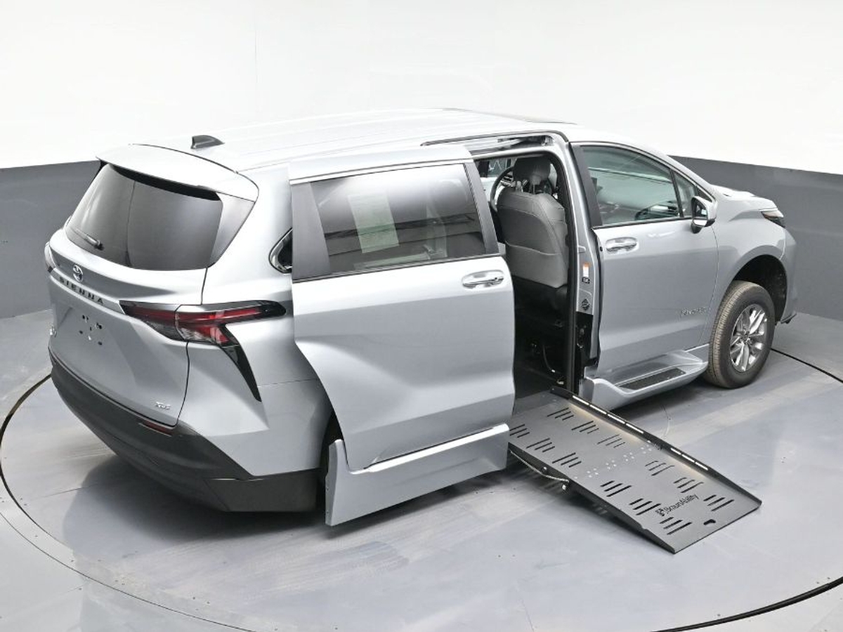 2025 TOYOTA SIENNA - Image 26