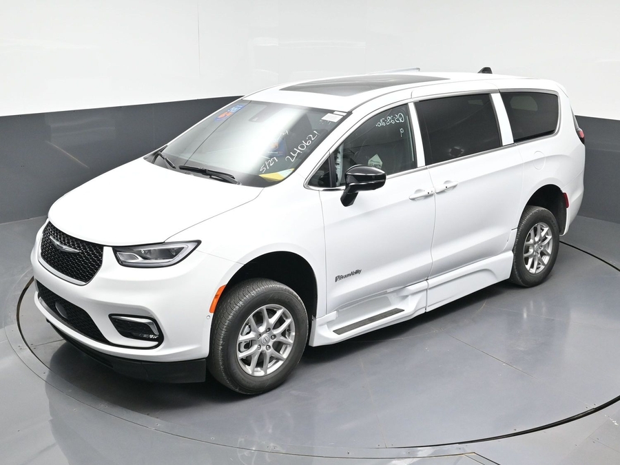New 2026 Chrysler Pacifica Select Plus - BraunAbility Side Entry Entry In Floor Automatic Ramp