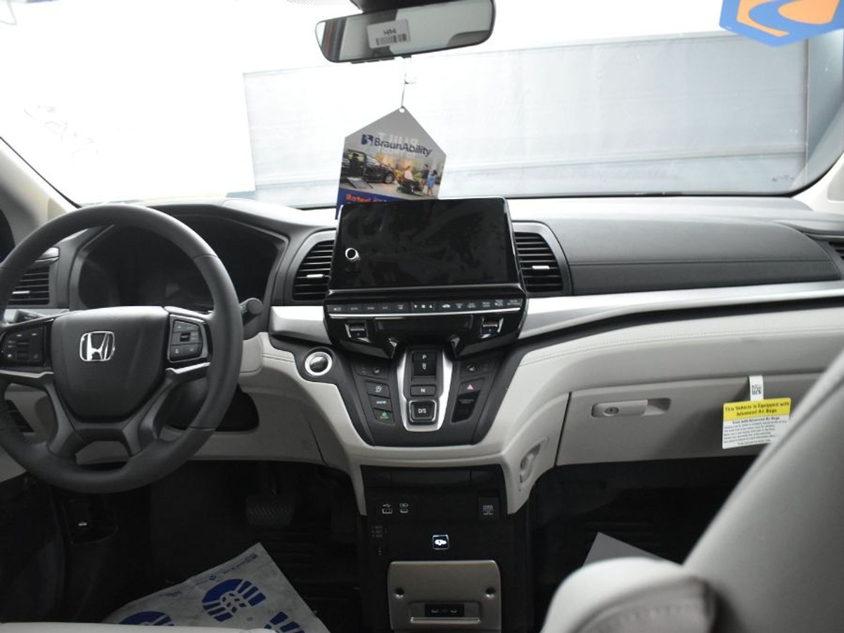 Red Honda Odyssey image number 12