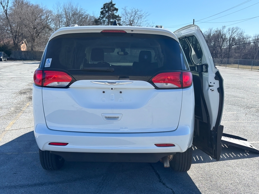 Used 2021 Chrysler Voyager LXi - BraunAbility Commercial Side Entry Entry Fold Out Manual Ramp