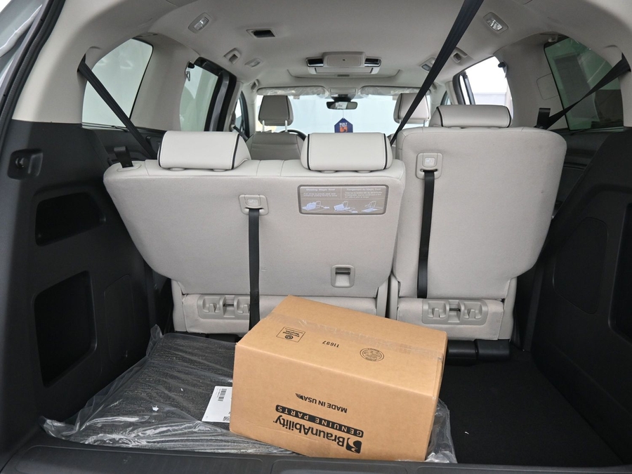 Silver Honda Odyssey image number 13