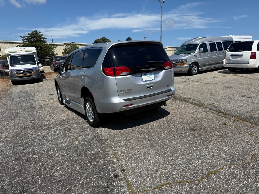 Silver Chrysler Voyager image number 7
