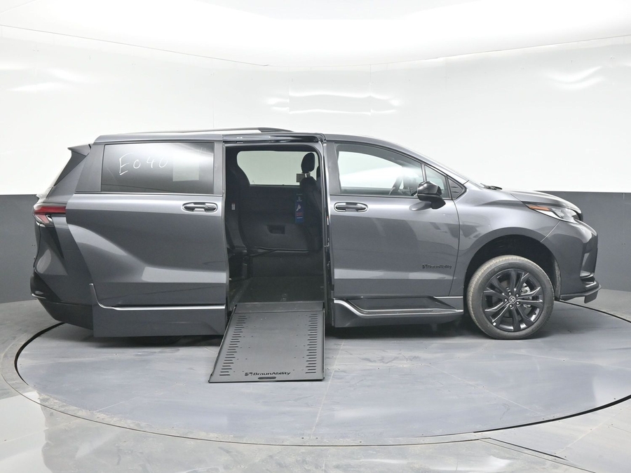 New 2025 Toyota Sienna Hybrid XSE Sport - BraunAbility Side Entry Entry In Floor Automatic Ramp