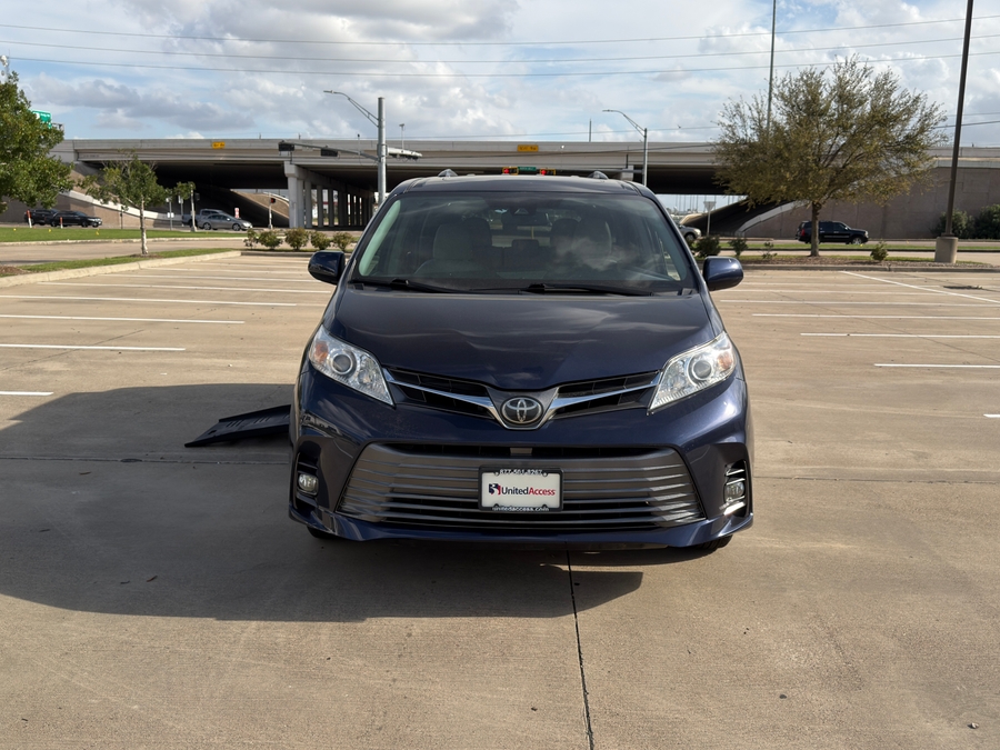 Used 2018 Toyota Sienna XLE Base - BraunAbility Side Entry Entry Fold Out Automatic Ramp