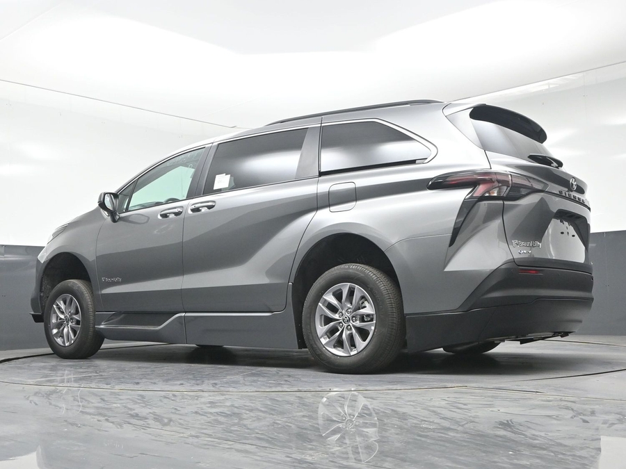 New 2026 Toyota Sienna Hybrid XLE Base - BraunAbility Side Entry In Floor Automatic Ramp