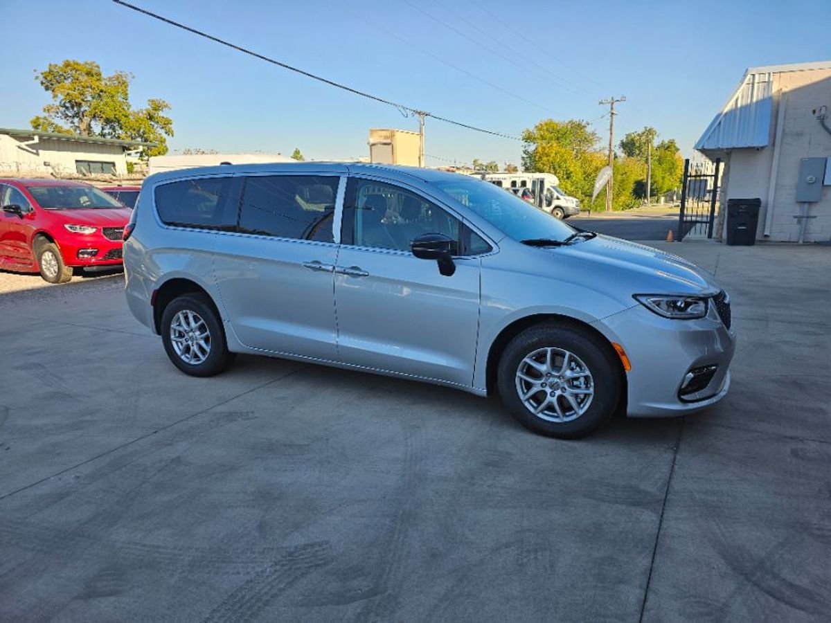 Silver Chrysler Pacifica image number 2