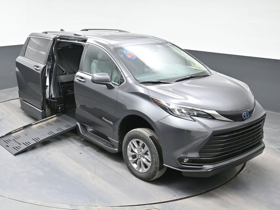 Grey Toyota Sienna image number 22