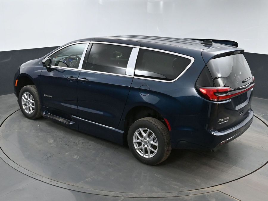 New 2025 Chrysler Pacifica Select Safety - BraunAbility Side Entry Entry Fold Out Automatic Ramp