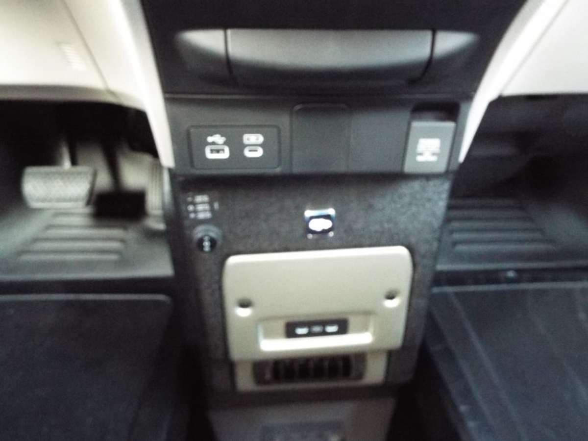 Silver Honda Odyssey image number 13