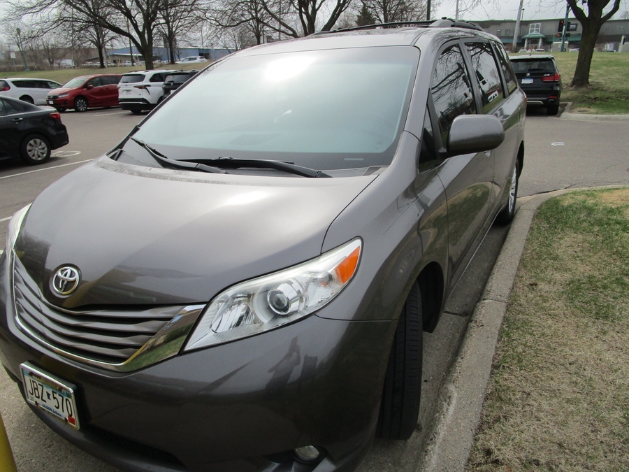 Grey Toyota Sienna image number 4