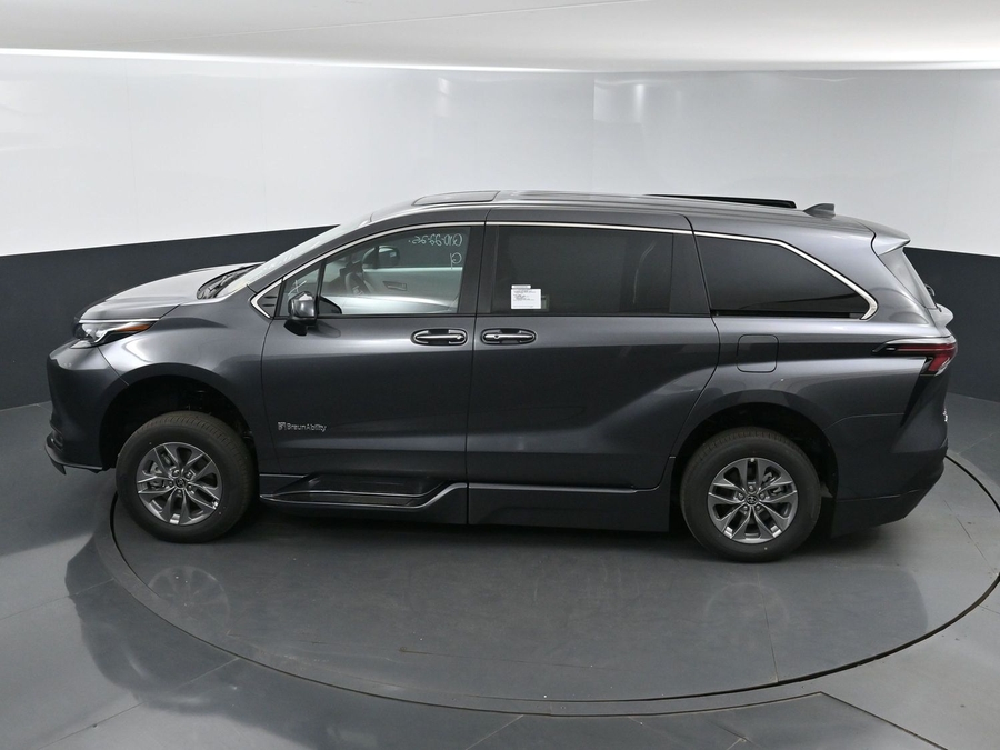 New 2025 Toyota Sienna Hybrid XLE Base - BraunAbility Side Entry Entry Fold Out Automatic Ramp