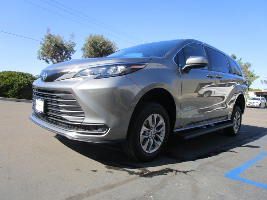 New 2026 Toyota Sienna Hybrid LE - Vantage Mobility Commercial Rear Entry Entry Fold Out Manual Ramp
