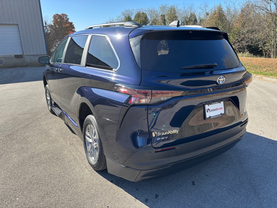 Used 2025 Toyota Sienna Hybrid XLE Base - BraunAbility Side Entry Entry In Floor Automatic Ramp