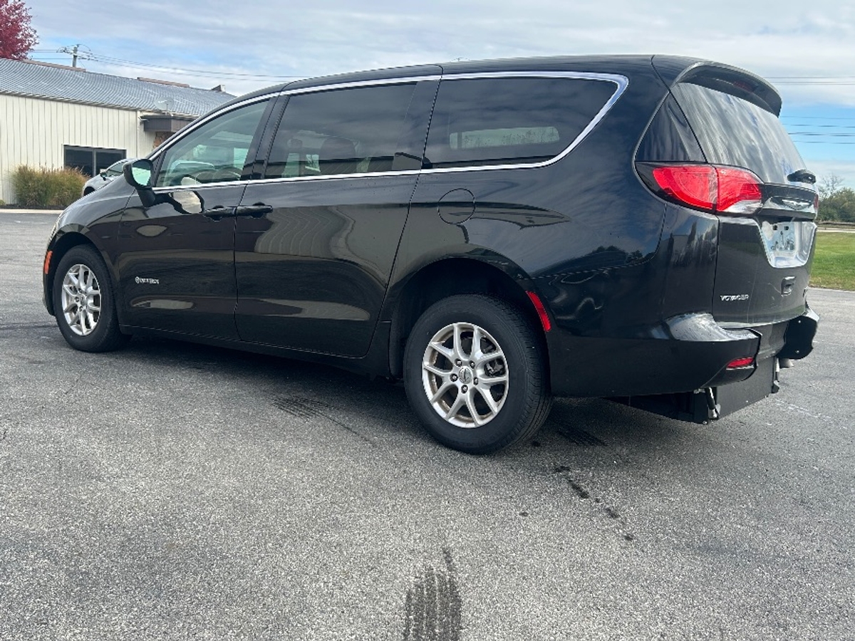 Black Chrysler Voyager image number 5
