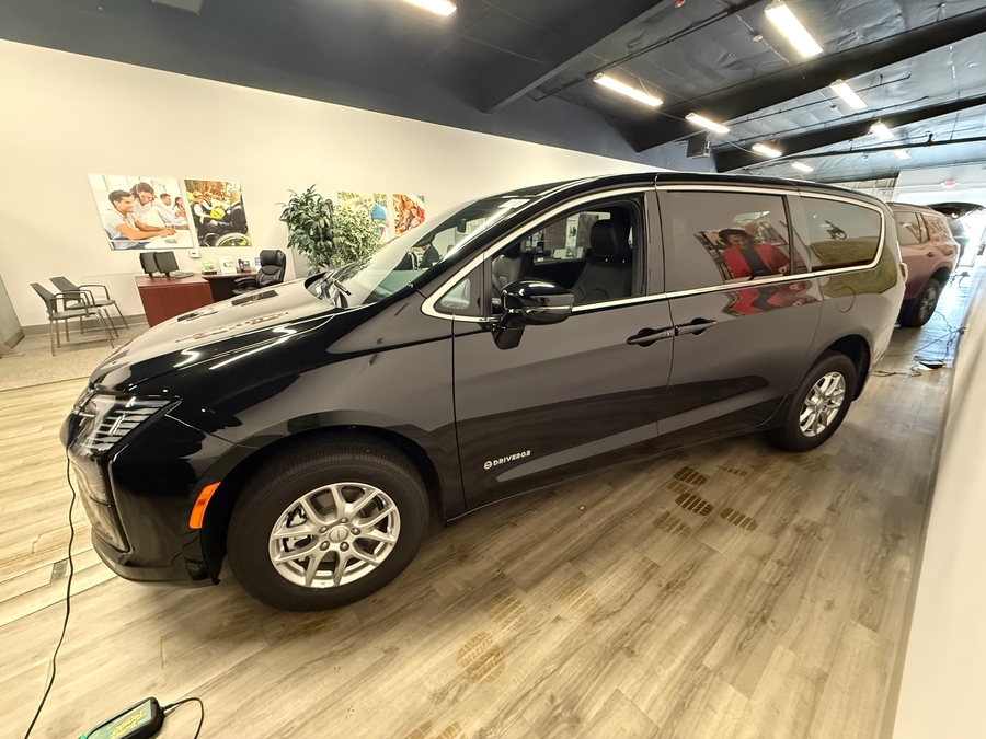 Black Chrysler Pacifica image number 16
