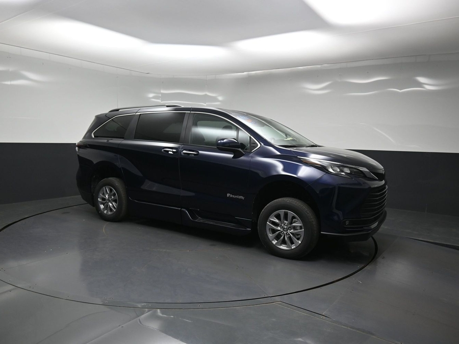 New 2026 Toyota Sienna Hybrid XLE Add - BraunAbility Side Entry Fold Out Automatic Ramp