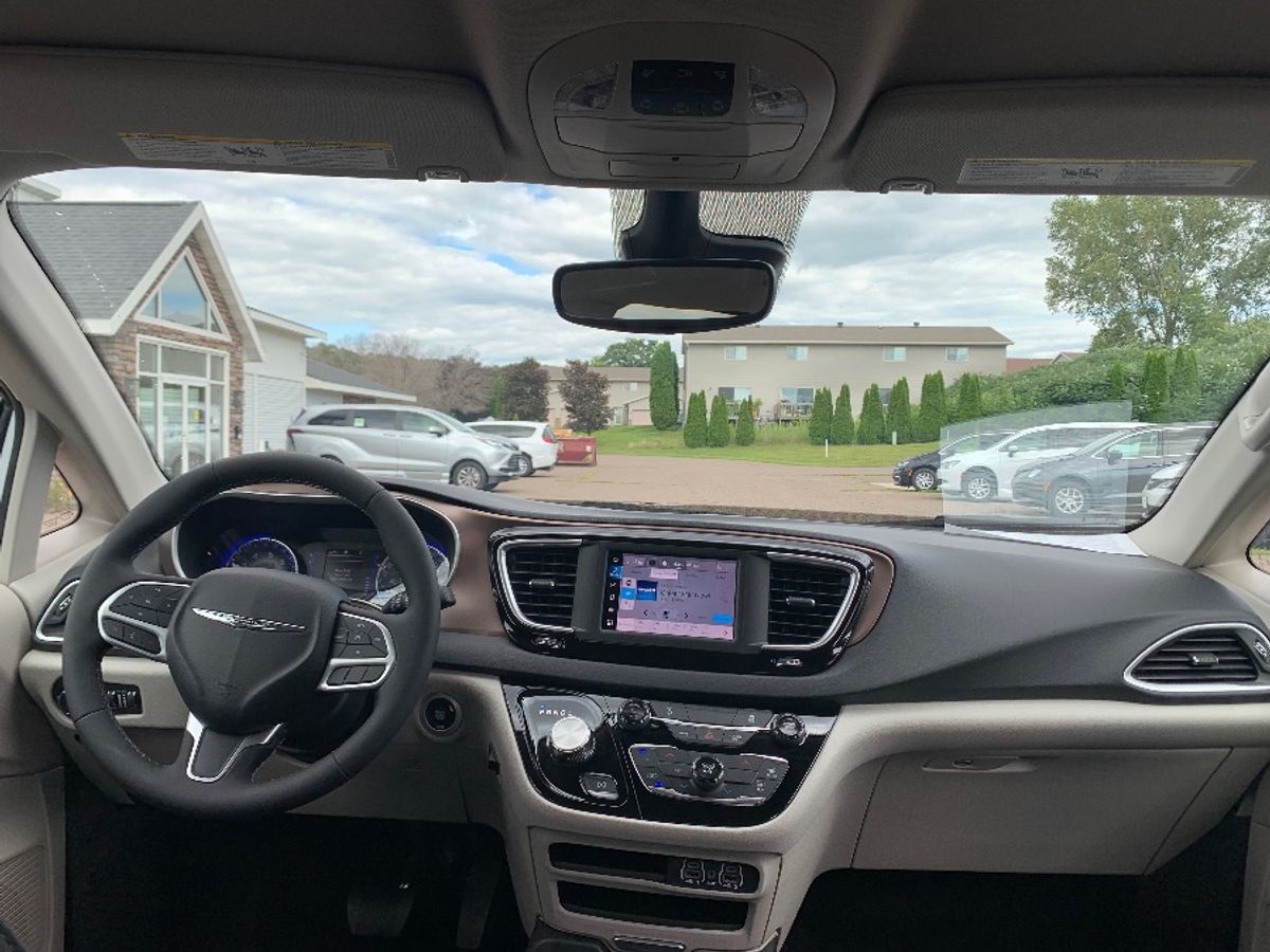 2024 CHRYSLER VOYAGER - Image 16