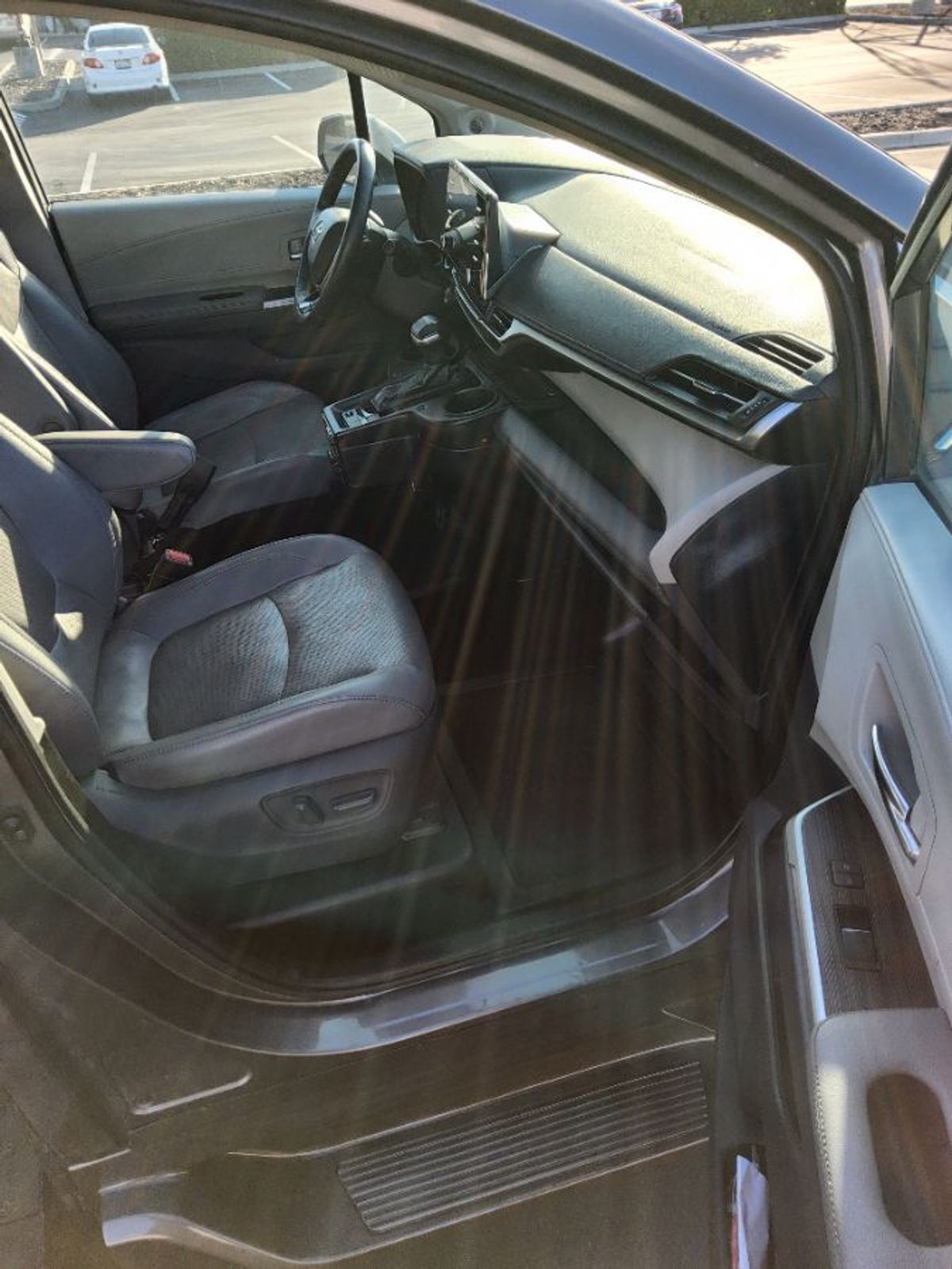 Grey Toyota Sienna image number 13