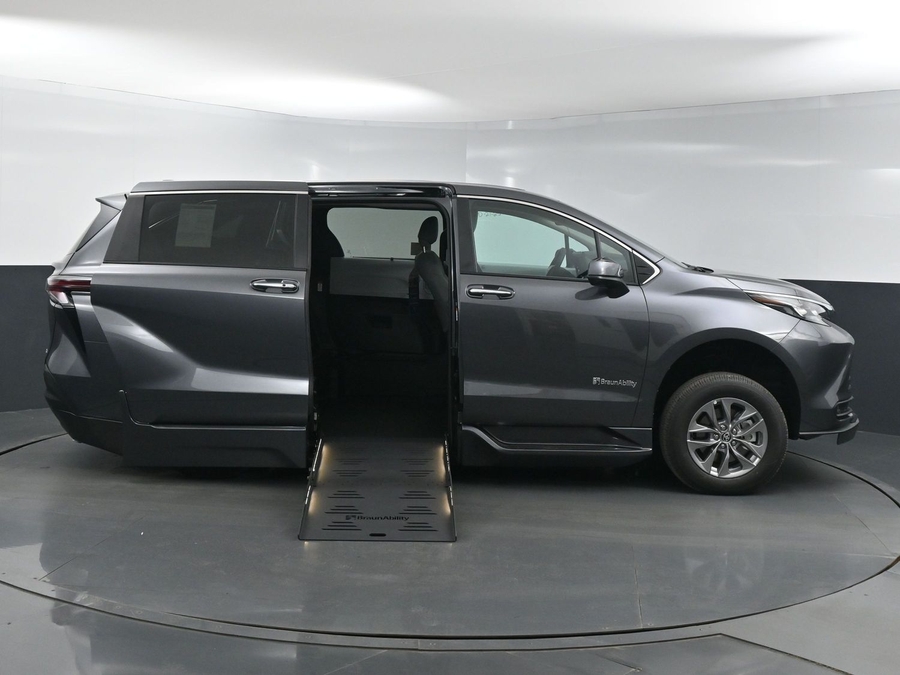 New 2025 Toyota Sienna Hybrid XLE Base - BraunAbility Side Entry Entry Fold Out Automatic Ramp