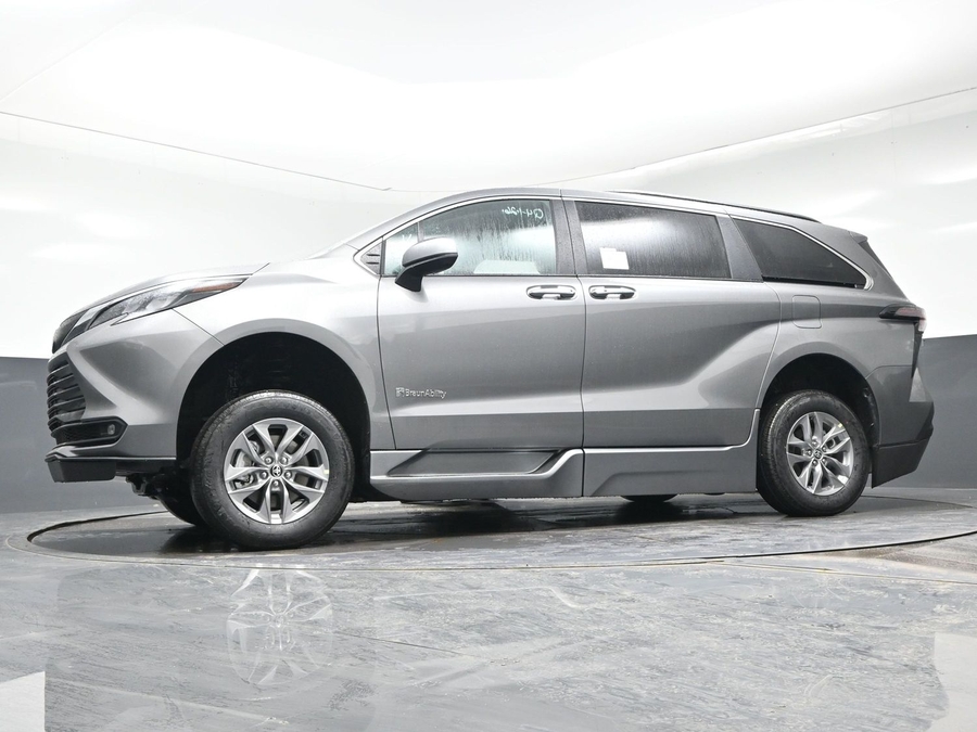 Grey Toyota Sienna image number 16